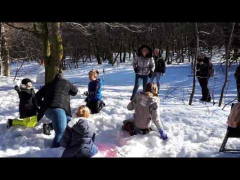 Une bataille de boules de neige improvisée aux Trois-Fours