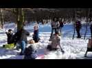 Une bataille de boules de neige improvisée aux Trois-Fours