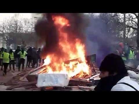 Acte 15 : manifestation de Gilets Jaunes à Epinal, un feu et des barricades à l'Espace Cours