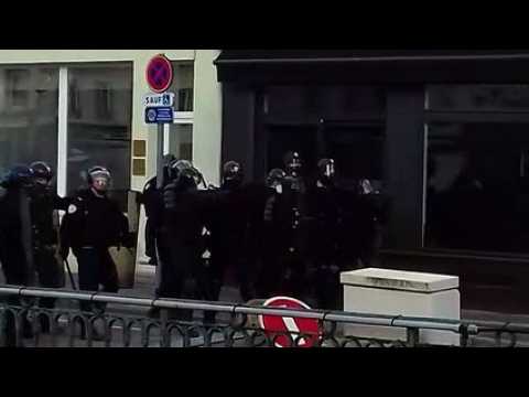 Manifestation de Gilets Jaunes  : tirs de flashballs dans les rues d'Epinal