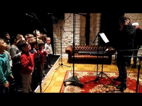 Les enfants de l'école de Le Clerjus chantent leur village