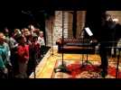 Les enfants de l'école de Le Clerjus chantent leur village