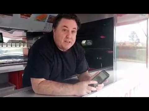 Mario, pizzaiolo, présente ses créations