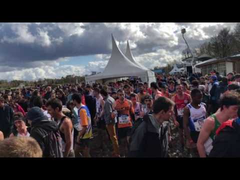 Cross-country - La cohue à l’arrivée des « France » de cross court à Vittel