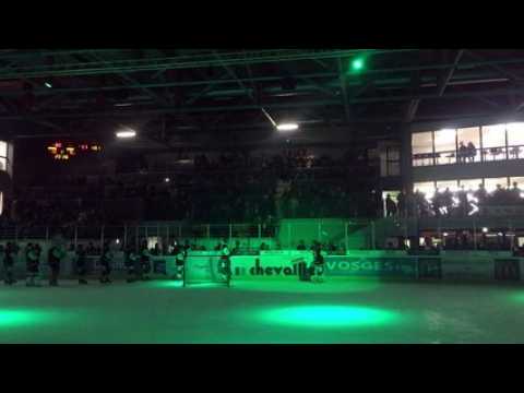 Hockey sur glace : les joueurs d'Epinal fêtent la qualification pour les quarts de finale avec leurs supporters