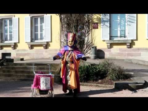 Remiremont Un costumé du carnaval fait des bulles
