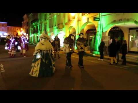 La parade aux lanternes éclaire la nuit du Carnaval vénitien de Remiremont