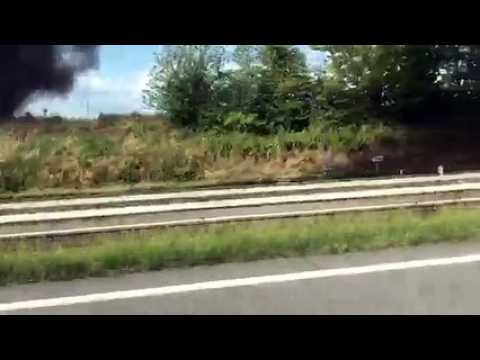 Un véhicule en feu sur l'autoroute A4