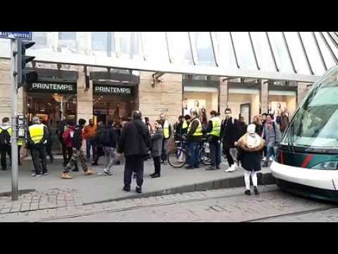 Strasbourg : gilets jaunes devant le Printemps et présence policière