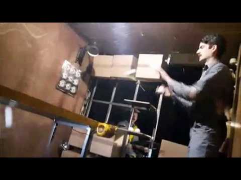 Pakman, jonglage dans un camion, par la compagnie Post uit Hessdalen (Belgique) au festival du cirque Pisteurs d'Etoiles 2019, à Obernai