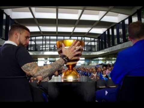 Cinq joueurs du Racing Club de Strasbourg à Obernai (chez Hager) avec la Coupe de la Ligue