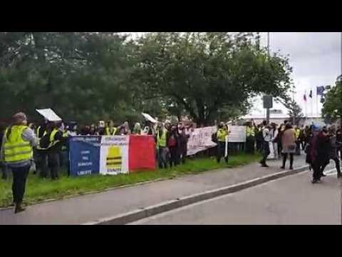 Strasbourg: manifestation des gilets jaunes devant le PMC, où se tient le meeting des européennes de LREM
