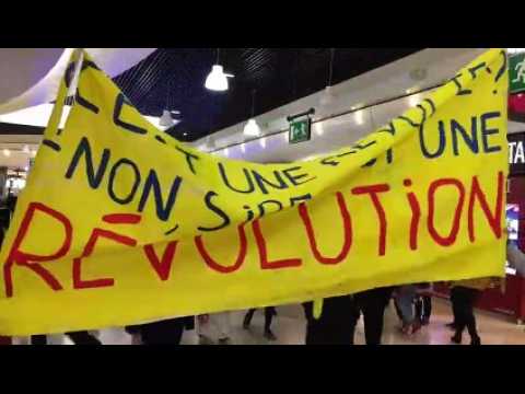Les gilets jaunes dans le centre commercial de Hautepierre