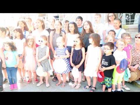 Les enfants de l'école de la Maix chantent la Marseillaise sur le perron de l'hôtel de ville de Remiremont, mardi 8 mai 2018