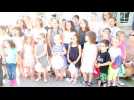 Les enfants de l'école de la Maix chantent la Marseillaise sur le perron de l'hôtel de ville de Remiremont, mardi 8 mai 2018