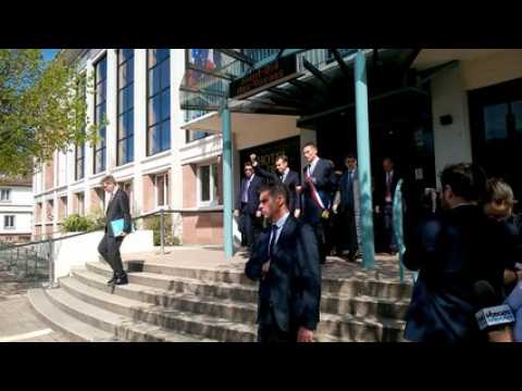 Emmanuel Macron et David Valence sortent de l'hôtel de ville de Saint-Dié-des-Vosges