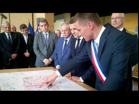 Le maire de Saint-Dié-des-Vosges, David Valence, présente le projet Coeur de ville au président de la République, Emmanuel Macron
