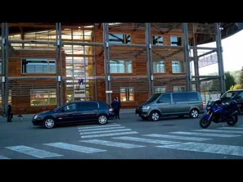 Mirecourt : le convoi présidentiel devant le collège de Mirecourt