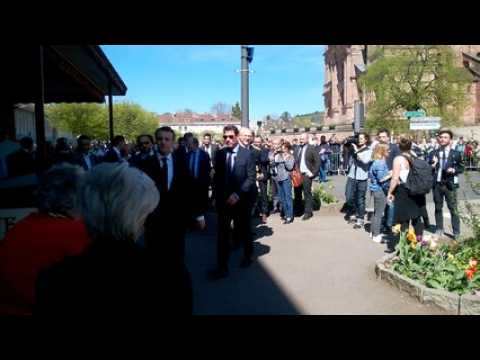 Nouveau bain de foule pour le président après son déjeuner au restaurant