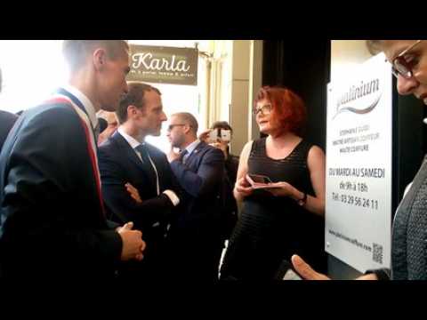 Emmanuel Macron en discussion avec Stéphanie Guidi, du salon de coiffure Platinium, de Saint-Dié-des-Vosges
