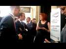 Emmanuel Macron en discussion avec Stéphanie Guidi, du salon de coiffure Platinium, de Saint-Dié-des-Vosges