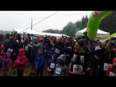 Family Trail à Pouxeux : échauffement en famille pour les participants