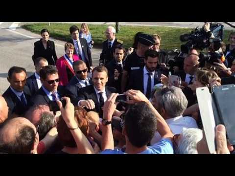 Emmanuel Macron prend un bain de foule à Saulxures-sur-Moselotte