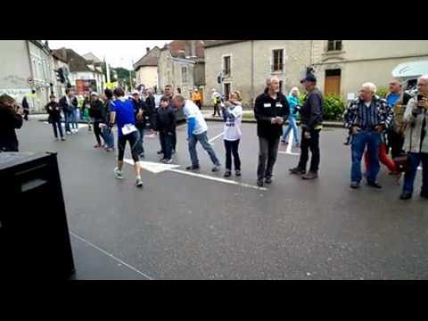 L'arrivée des marcheurs du Paris-Alsace à Neufchâteau (Vosges)...