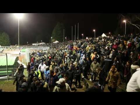 Coup de sifflet final au stade de la colombière. Les supporters d'Epinal raccompagnent les joueurs aux vestiaires sous les applaudissements.