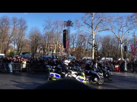 Johnny : le passage du convoi funéraire devant les fans