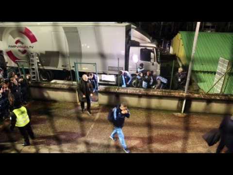 L'arrivée de joueurs de Marseille sous le regard des supporters d'Epinal