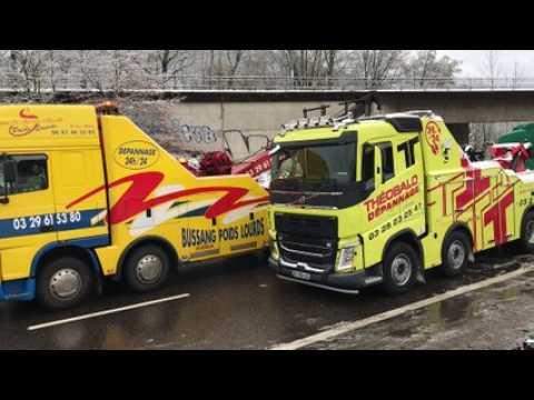 Opération périlleuse de remorquage d’un camion accidenté sur la RN57