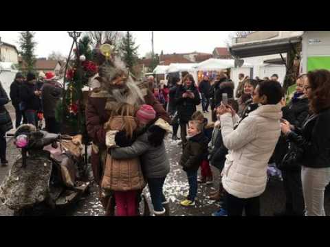 Mister Christmas se donne en spectacle sur le marché de Noël à Vittel