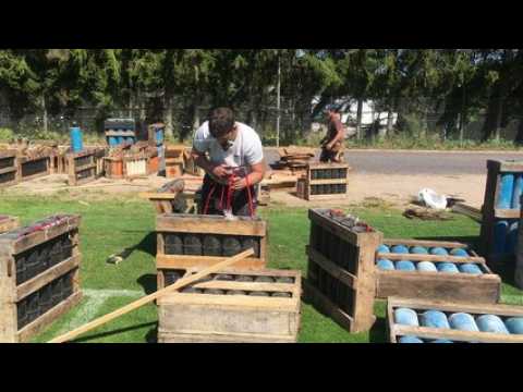 Le show pyrotechnique se prépare au stade Bouloumié