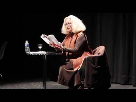 Brigitte Fossey lit « Pas pleurer » de Lydie Salvayre, présidente du salon du livre, au musée Pierre-Noël.