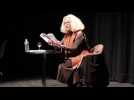 Brigitte Fossey lit « Pas pleurer » de Lydie Salvayre, présidente du salon du livre, au musée Pierre-Noël.