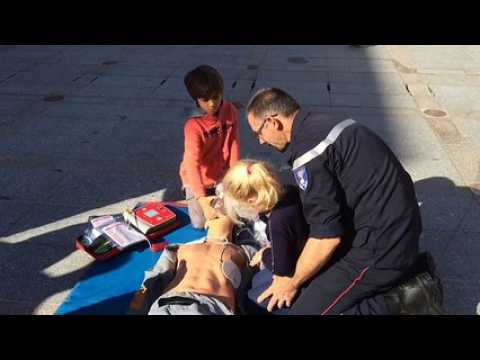 Les pompiers enseignent les gestes de premiers secours