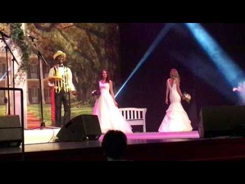 Les Miss défilent lors du salon du mariage