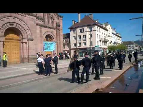 Un groupe de Colère 88 tente de forcer le passage pour rencontre le président Emmanuel Macron