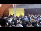 Emmanuel Macron arrive au centre des congrès sous les applaudissements