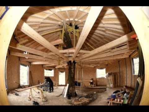 Simon Muccilli, l’un des fondateurs de la société, explique le concept "Il était un arbre" à des étudiants