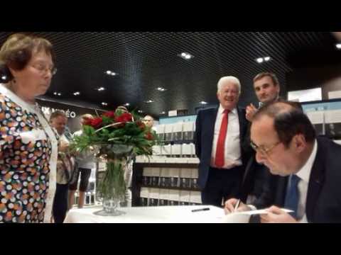 François Hollande à Contrexéville  pour dédicacer son livre
