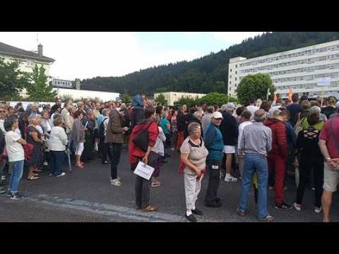 Manifestation devant l'hôpital de Remiremont