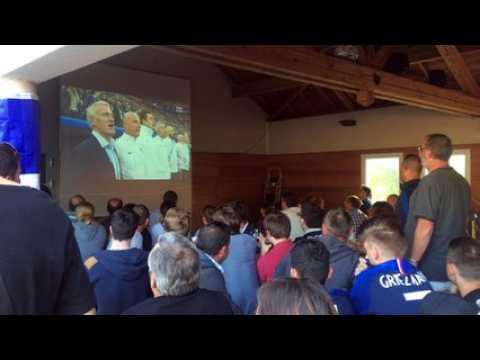 Ambiance à Ville-sur-Illon où le match est retransmis dans le préau de l'école du village devant 200 personnes. La Marseillaise retentit.
