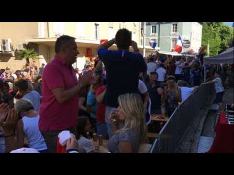 Vittel : les supporters fêtent la victoire des Bleus face à l'Uruguay