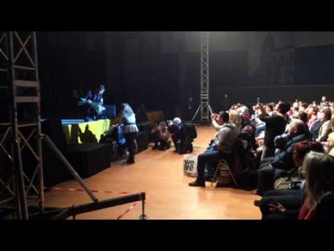 Une grand-mère portugaise offre des fleurs à Tony Carreira