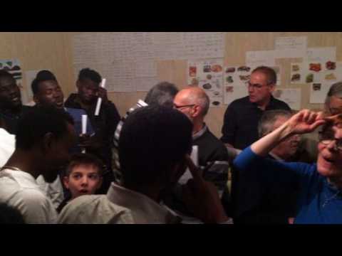 La chorale Aquasong chante avec les migrants de Monthureux