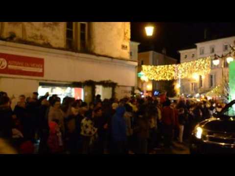 Le saint Nicolas applaudi et le père Fouettard...