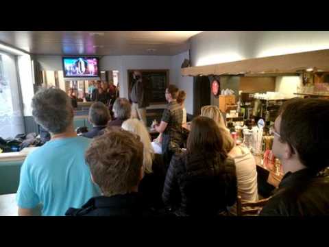 Les partisans de Macron en joie à l'annonce des résultats à Epinal