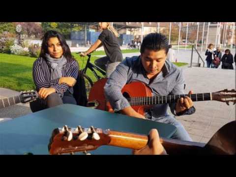 Le joueur de jazz manouche "Le Chinois" nous fait une petite démonstration